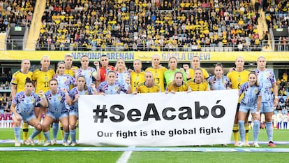 Las jugadoras españolas y suecas comparecen juntas con el lema 'SeAcabó. Nuestra lucha es una lucha global' antes del inicio del partido entre ambas selecciones, este viernes en Gotemburgo.