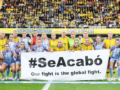 Las jugadoras españolas y suecas comparecen juntas con el lema 'SeAcabó. Nuestra lucha es una lucha global' antes del inicio del partido entre ambas selecciones, este viernes en Gotemburgo.