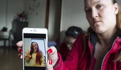 La mare de Caroline ensenya una foto de la seva filla en el mòbil.
