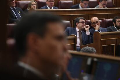 Los diputados del PNV Aitor Esteban (i) y Joseba Andoni Agirretxea, en el Congreso durante la primera jornada de la moción de censura.