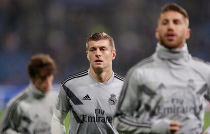 Toni Kroos (centro)  y Sergio Ramos (derecha) entrenando antes del partido.