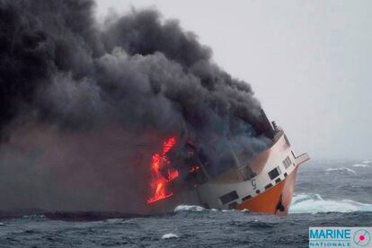 El buque italiano Grande America, del armador Grimaldi Group, en llamas a 200 millas náuticas de la costa de Francia, el pasado martes. 