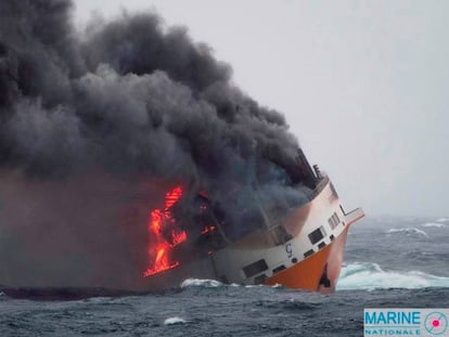 El buque italiano Grande America, del armador Grimaldi Group, en llamas a 200 millas náuticas de la costa de Francia, el pasado martes. 