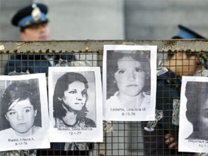 Fotografías de personas desaparecidas durante la dictadura militar, en una valla situada frente al Congreso argentino, en Buenos Aires.