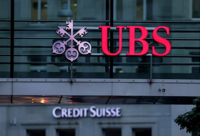 Logos de Credit Suisse y UBS en Zurich, Suiza