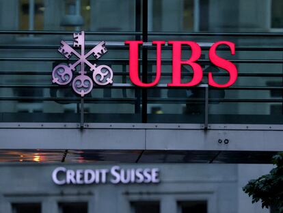 Logos de Credit Suisse y UBS en Zurich, Suiza