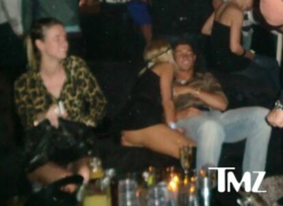 Paris Hilton besa a Cristiano Ronaldo en una discoteca de Los &Aacute;ngeles, en una captura del portal de Internet. 