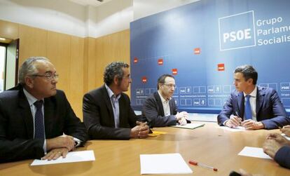 De derecha a izquierda, el secretario general del PSOE, Pedro Sánchez, el presidente de la Federación de Asociaciones de Empresas de Teatro y Danza, Jesús Cimarro, el presidente de la Asociación de Promotores Musicales de España, Pascual Egea, y el presidente de la Federación de Empresarios de Cine de España, Juan Ramón Gómez Fabra, en una reunión celebra hoy.