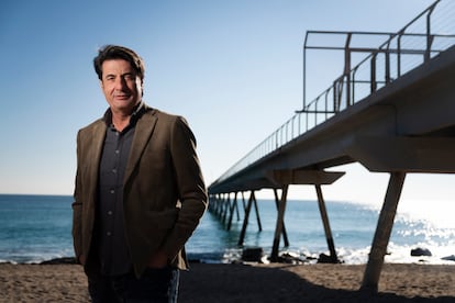 Jordi Villacampa, en la playa de Badalona, ante el Pont del Petroli.