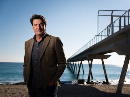 Jordi Villacampa, en la playa de Badalona, ante el Pont del Petroli.