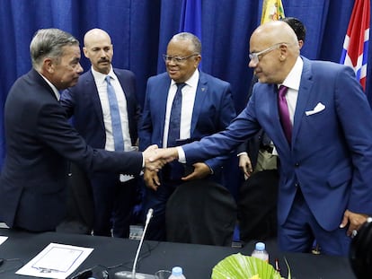 Gerardo Blyde, líder de la delegación opositora, y Jorge Rodriguez se dan la mano tras firmar el acuerdo de Barbados, el 17 de octubre.