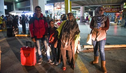 El grupo de Um Alí celebra su llegada a Esmirna (Turquía) tras más de 48 horas de viaje.