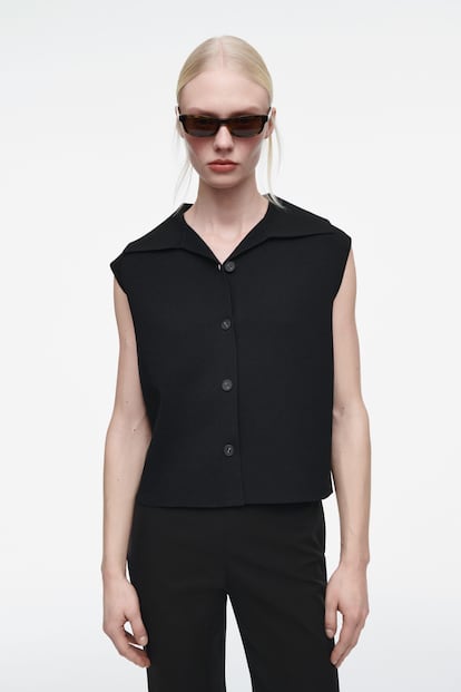 COS reinventa el chaleco con esta versión de punto milanés en mezcla de algodón suave y cuello camisero que cae sobre los hombros. Su corte recto y todos sus detalles lo convierten en el detalle final para un estilo vanguardista y contemporáneo perfecto.  (79 €)
