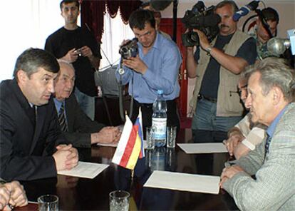 El presidente de Osetia del Sur, Eduard Kokoity (izquierda), y el enviado ruso, Lev Mironov, durante un encuentro mantenido ayer.
