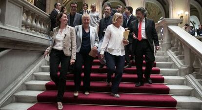 A la derecha, Castellà, De Gispert y otros miembros del sector soberanista de Unio, ayer, en el Parlament.