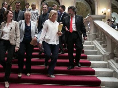 A la derecha, Castellà, De Gispert y otros miembros del sector soberanista de Unio, ayer, en el Parlament.