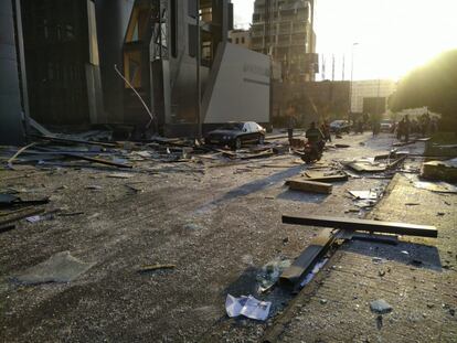 Aspecto de una de las calles de Beirut con importantes destrozos por la explosión.