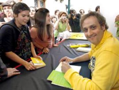 El escritor Albert Espinosa firmando ejemplares durante la Diada de Sant Jordi. EFE/Archivo