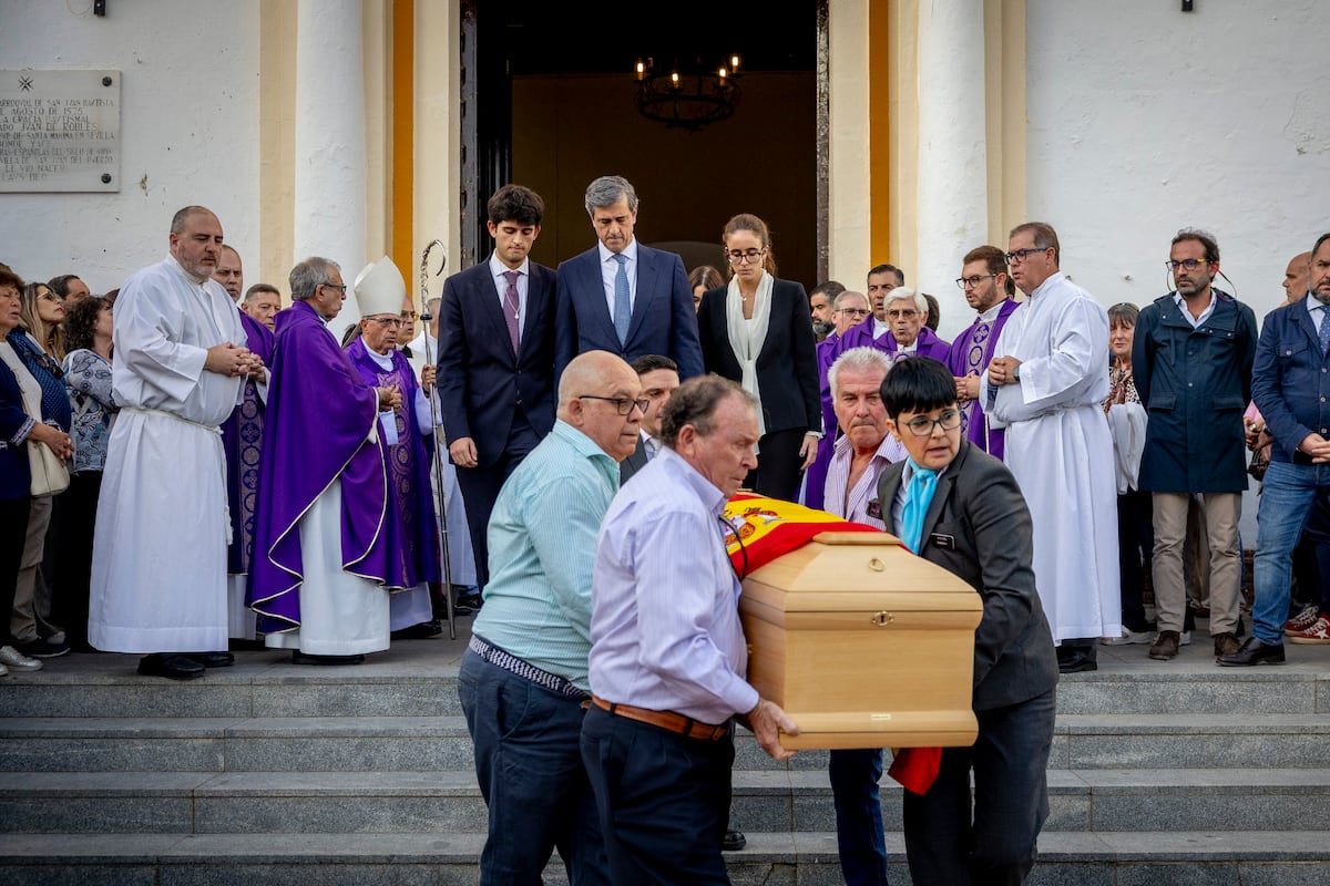 Despedida emotiva de Fátima Báñez, exministra, tras accidente ferroviario