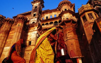 Peregrinas en el Darbhanga Ghat (escalinatas que llevan al r&iacute;o Ganges) de Benar&eacute;s (India).