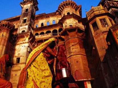 Peregrinas en el Darbhanga Ghat (escalinatas que llevan al r&iacute;o Ganges) de Benar&eacute;s (India).