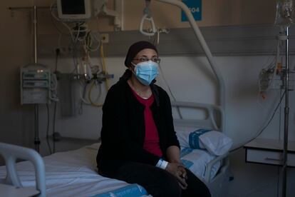 Marta Moles, que sufre una leucemia mieloblástica aguda, en la habitación del hospital Vall d'Hebron donde ha estado aislada 30 días para someterse a un trasplante de médula ósea.