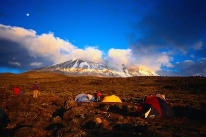 La época más cálida, seca y con cielos más despejados para coronar el techo de África, el monte Kilimanjaro (5.895 metros), va de enero a marzo. Lo habitual es comenzar a caminar en torno a la medianoche y alcanzar la cima al amanecer. Existen varias rutas, pero solo en la de Marangu hay chozas para pernoctar. En las demás hay que acampar (en la foto, campamento en la ruta Machame).