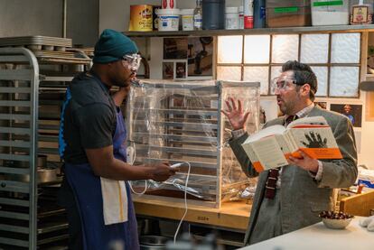 Marcus (Lionel Boyce) y Chester (Carmen Christopher) en una escena de la primera temporada de 'The Bear' en la que aparece el libro 'La guía de fermentación de Noma', de René Redzepi.