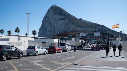 Cola de vehículos en el control fronterizo entre España y Gibraltar, el día 2.