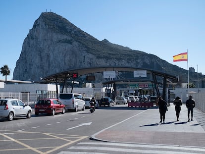 Cola de vehículos en el control fronterizo entre España y Gibraltar, el día 2.