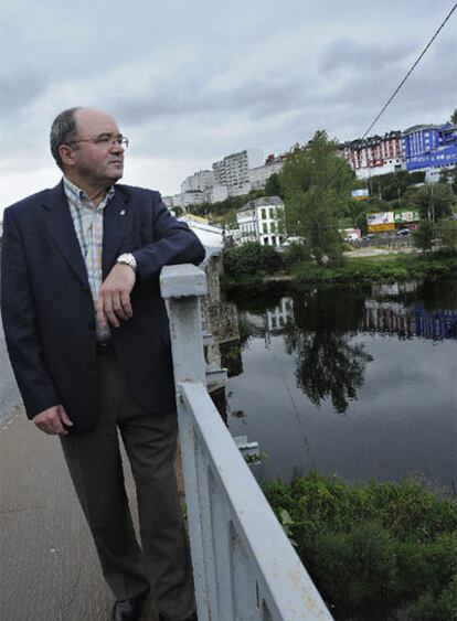 Francisco Fernández Liñares, junto al río Miño en Lugo.