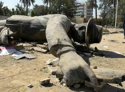 Imagen de una estatua gigante de Sadam derribada por los propios iraquíes durante la caída de Bagdad