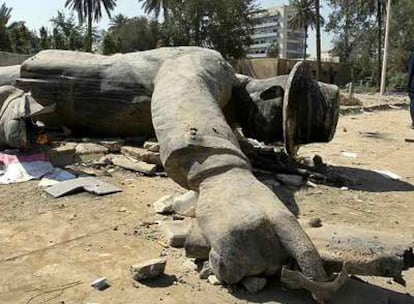 Imagen de una estatua gigante de Sadam derribada por los propios iraquíes durante la caída de Bagdad