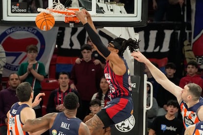 El ala pivot nigeriano de Baskonia, Chima Moneke, machaca la canasta durante el encuentro correspondiente a la fase regular de la Liga Endesa frente a Leyma Coruña en el Fernando Buesa Arena de Vitoria.