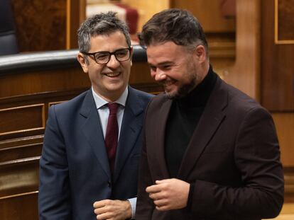 El ministro de la Presidencia, Félix Bolaños (a la izquierda), este miércoles con el portavoz parlamentario de ERC, Gabriel Rufián, durante la sesión de control en el Congreso.