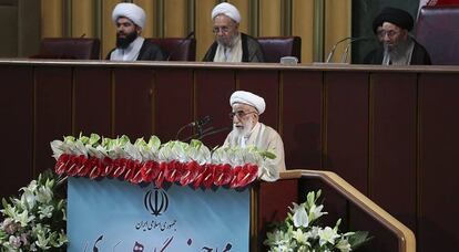 El ayatol&aacute; Ahmad Jannati el martes en Teher&aacute;n durante la reuni&oacute;n inaugural de la Asamblea de Expertos de Ir&aacute;n.