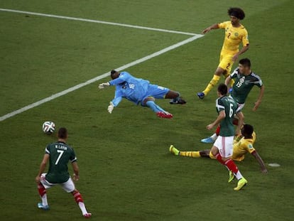 Peralta marca o gol do México.