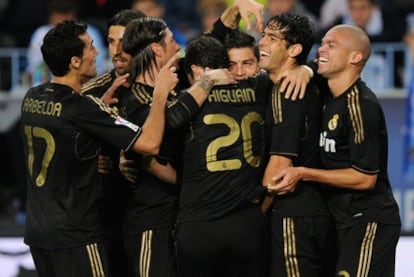 El Madrid celebra uno de sus goles ante el Málaga.