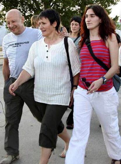 La alcaldesa de Mondragón, en el centro, a su salida de prisión, tras pagar la fianza de 30.000 euros