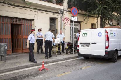 Fachada del domicilio donde viv&iacute;a la fallecida en l&#039;Hospitalet de Llobregat