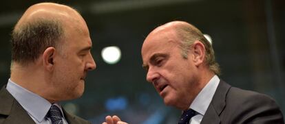 El comisario de asuntos económicos Pierre Moscovici junto al ministro español de Economía Luis de Guindos durante un Eurogrupo