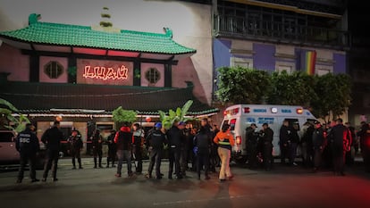 Autoridades en el restaurante Luaú, en la colonia Juárez, en Ciudad de México, el 21 de diciembre de 2025.