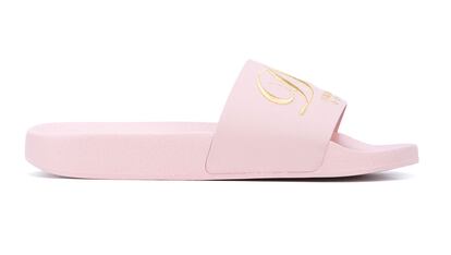 Dolce & Gabbana graba sus siglas en dorado en este modelo rosa palo (también disponible en negro y blanco). Cuestan 295 euros.