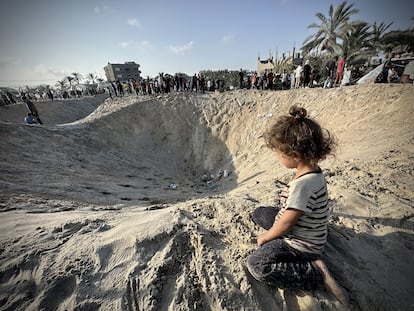 Una niña palestina observa el cráter provocado por el ataque israelí en el campamento de Al Mawasi, en Yan Junis, este martes.