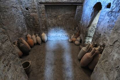 Ánforas en el interior de la casa del Criptopórtico.