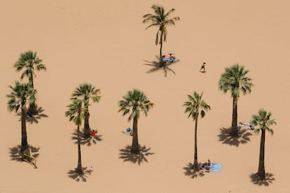 Varias personas disfrutan de un día soleado en la playa en las Teresitas en Santa Cruz de Tenerife.