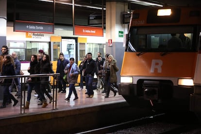 Los viajeros de las líneas R3 y R4 de Renfe procedentes del Vallès finalizaban su recurrido en la estación de Sant Andreu Arenal.