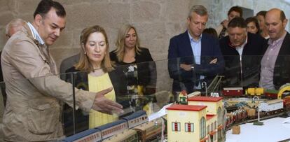 Ana Pastor visita una exposición sobre trenes de juguete en Pontevedra