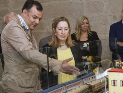 Ana Pastor visita una exposición sobre trenes de juguete en Pontevedra
