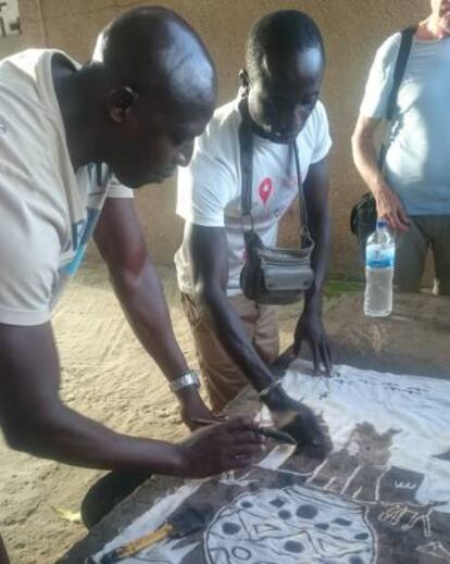 Taller de batik en Banyul, con Ecotours Senegal.